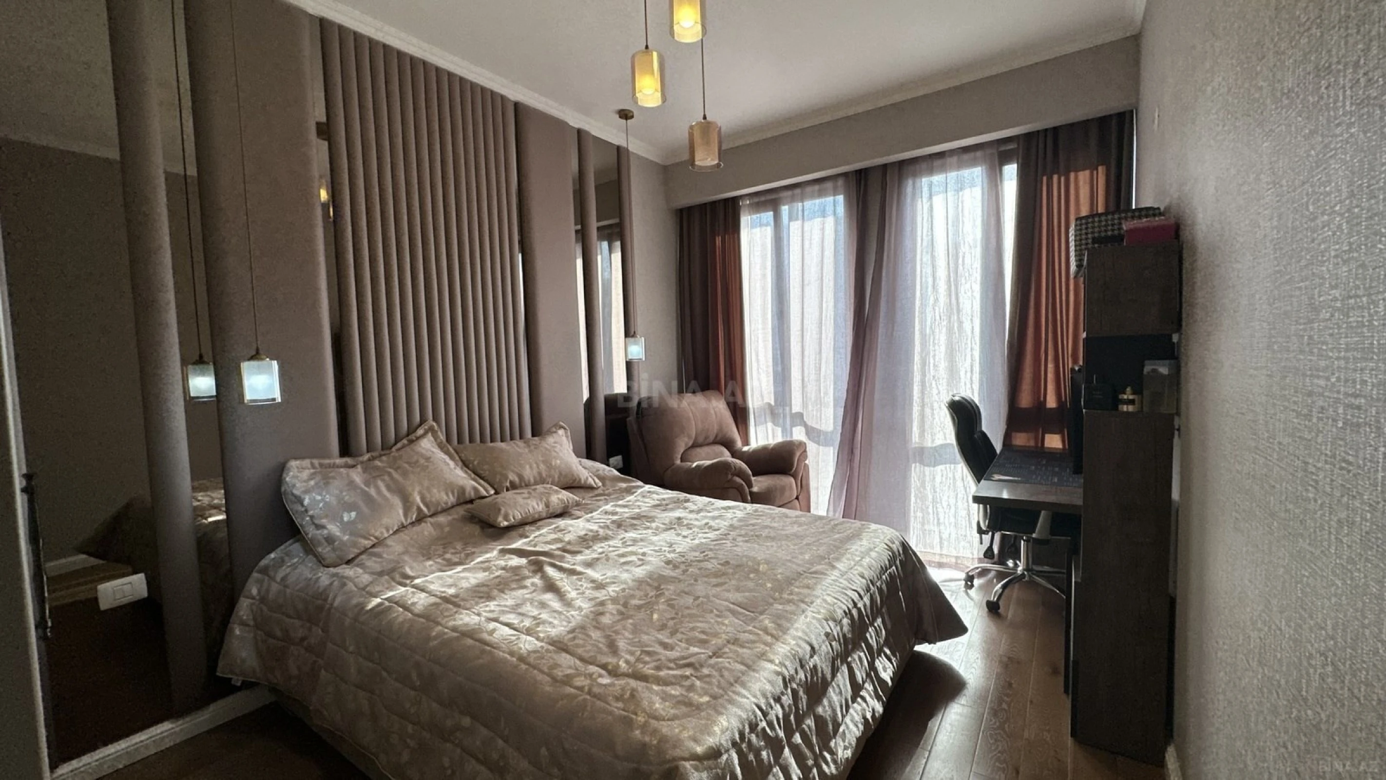 Satılır 4 otaqlı mənzil 121 m²