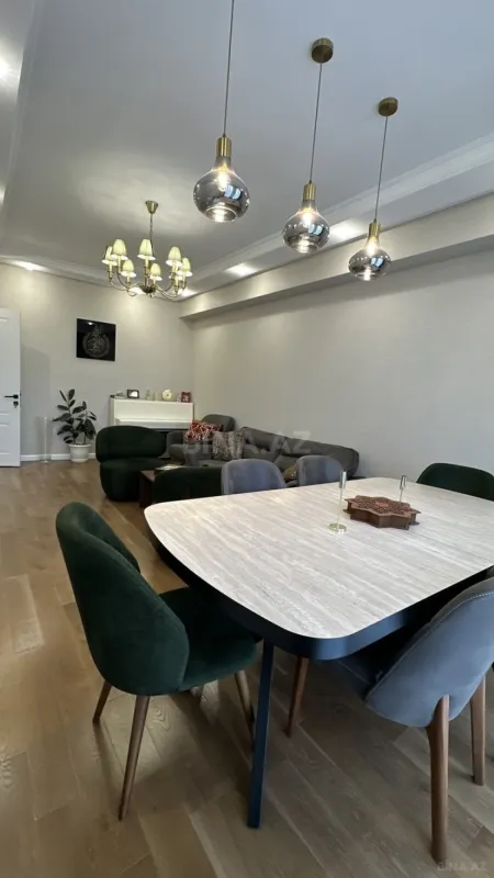 Satılır 4 otaqlı mənzil 121 m²