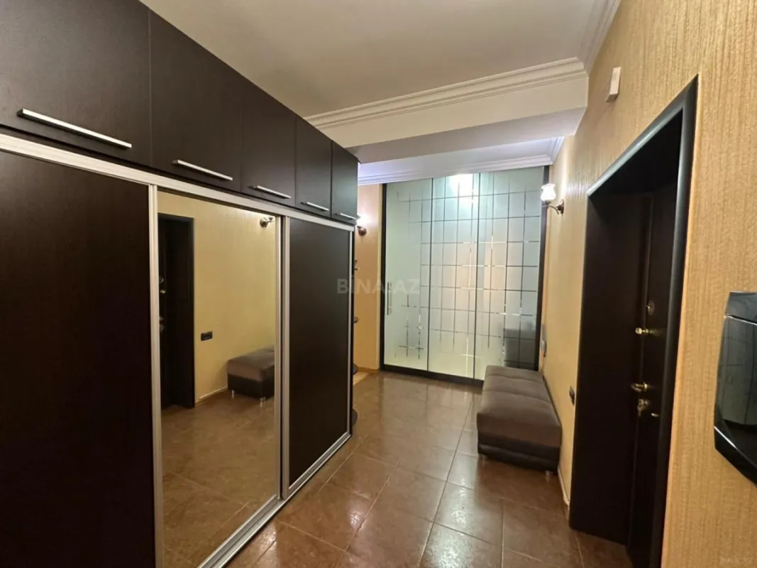 Satılır 4 otaqlı mənzil 135 m²