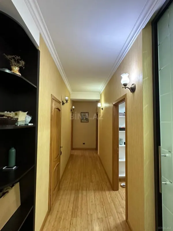 Satılır 4 otaqlı mənzil 135 m²