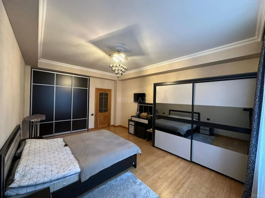 Satılır 4 otaqlı mənzil 135 m²