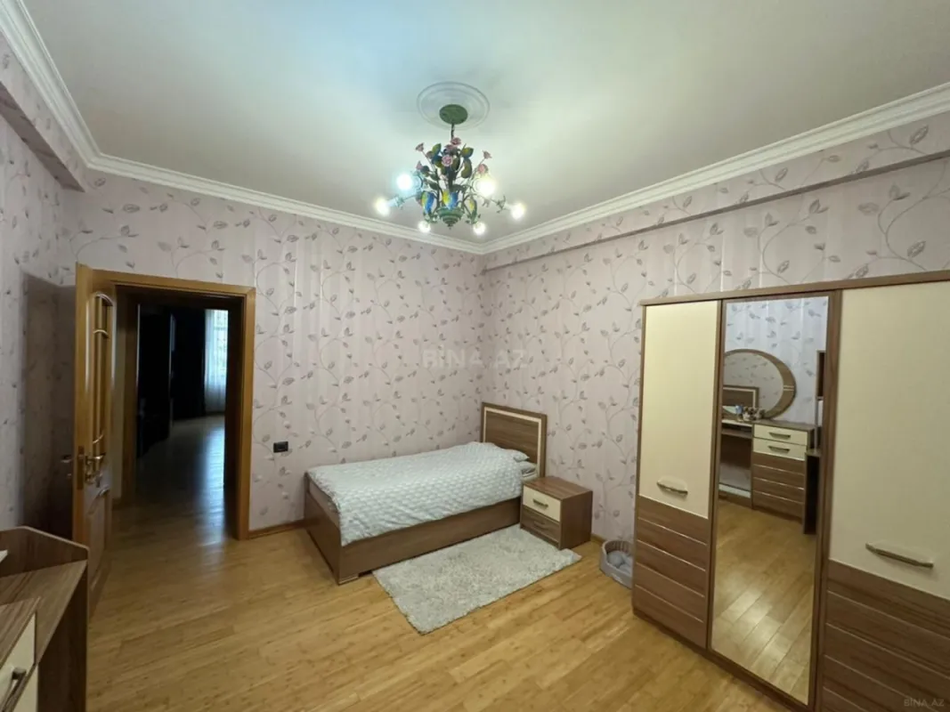 Satılır 4 otaqlı mənzil 135 m²