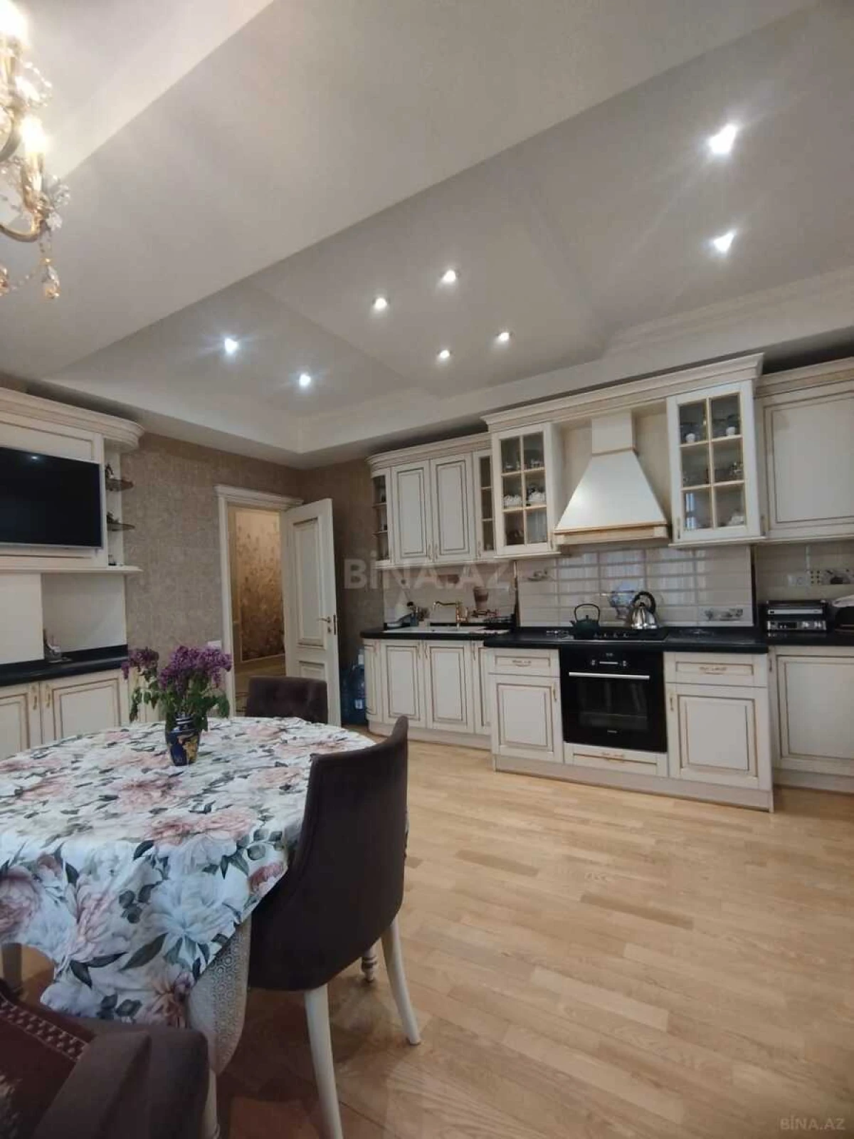 Satılır 5 otaqlı mənzil 256 m²