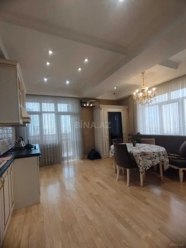 Satılır 5 otaqlı mənzil 256 m²
