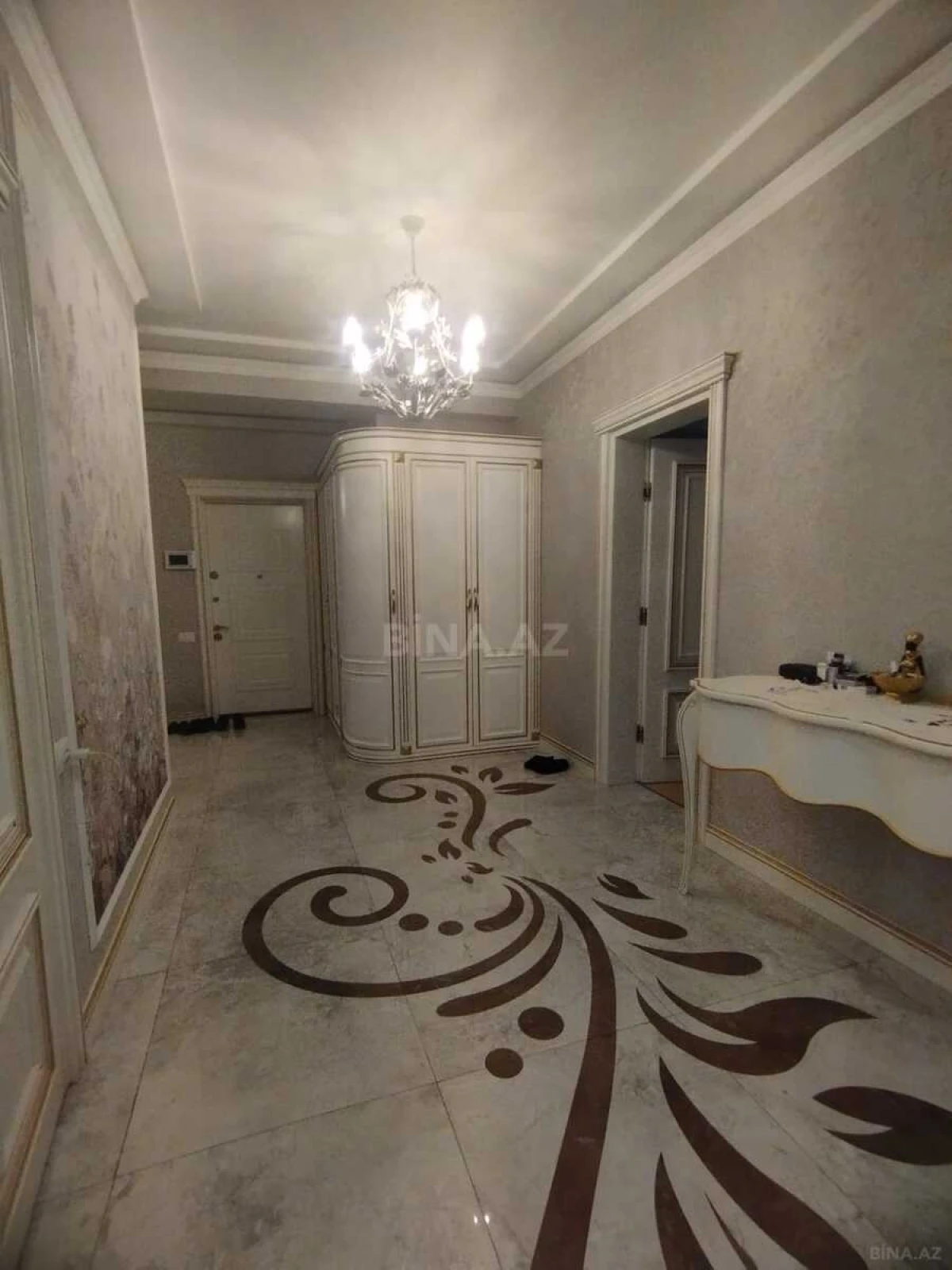 Satılır 5 otaqlı mənzil 256 m²
