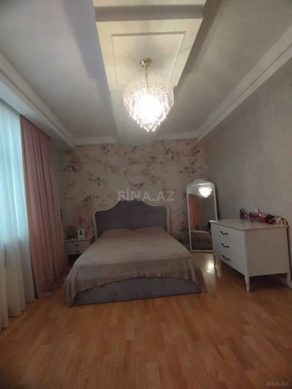 Satılır 5 otaqlı mənzil 256 m²