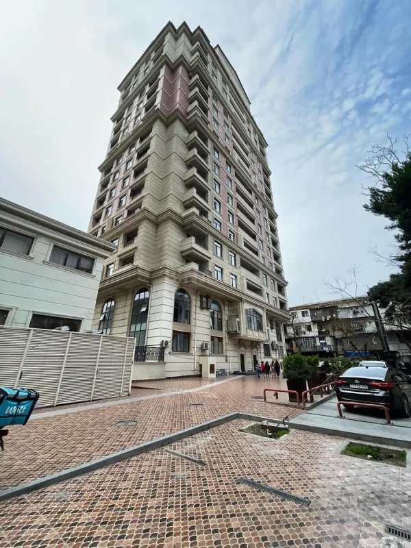 Satılır 3 otaqlı mənzil 126 m²