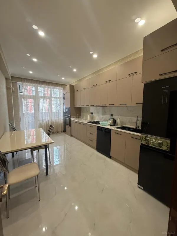 Kirayə verilir 3 otaqlı mənzil 130 m²