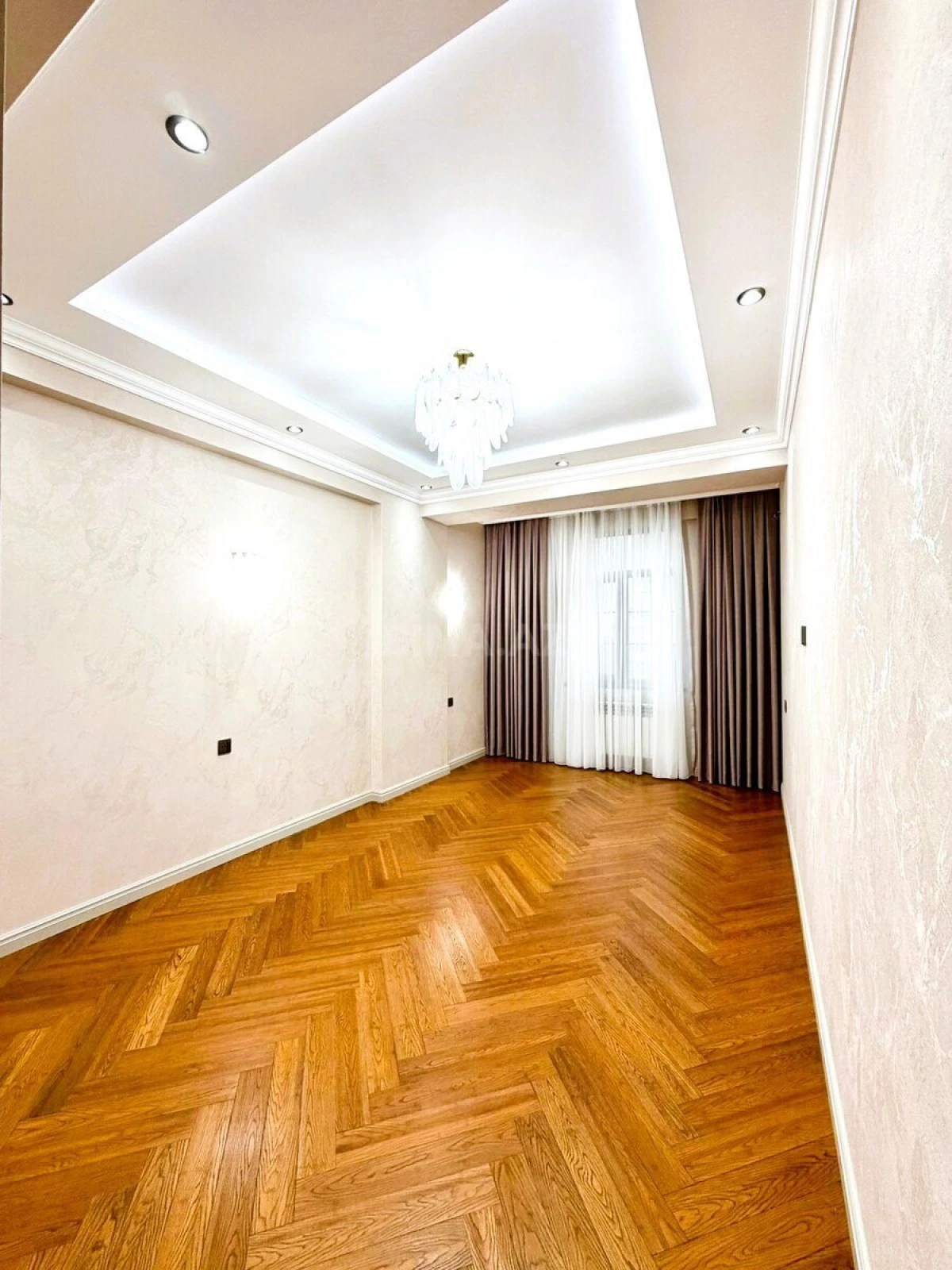 Satılır 3 otaqlı mənzil 138 m²