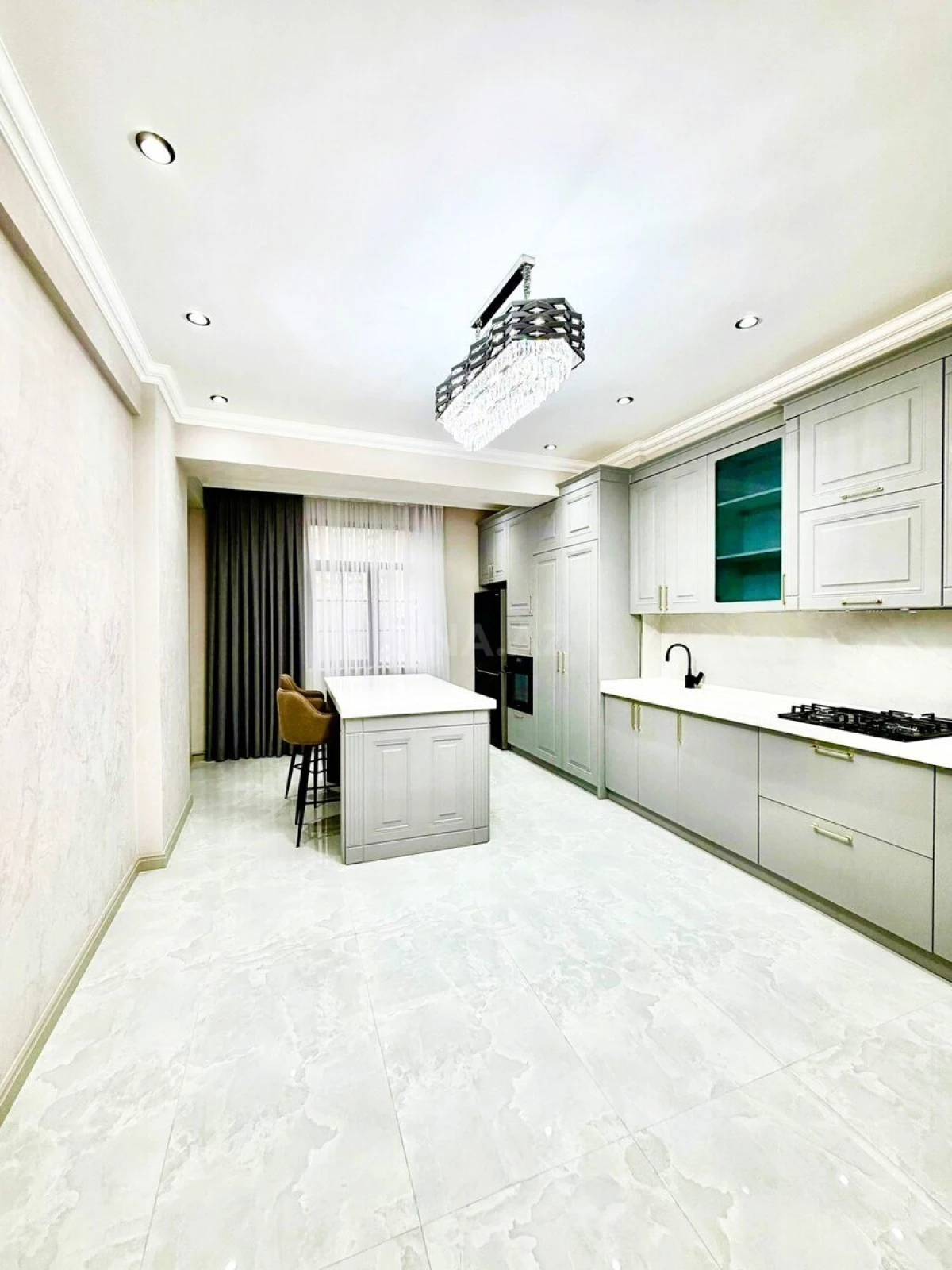 Satılır 3 otaqlı mənzil 138 m²