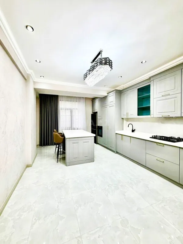 Satılır 3 otaqlı mənzil 138 m²