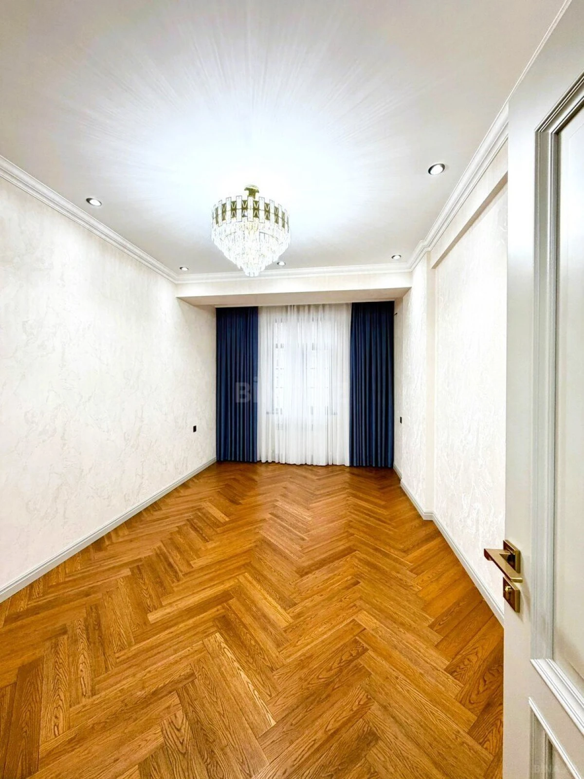 Satılır 3 otaqlı mənzil 138 m²