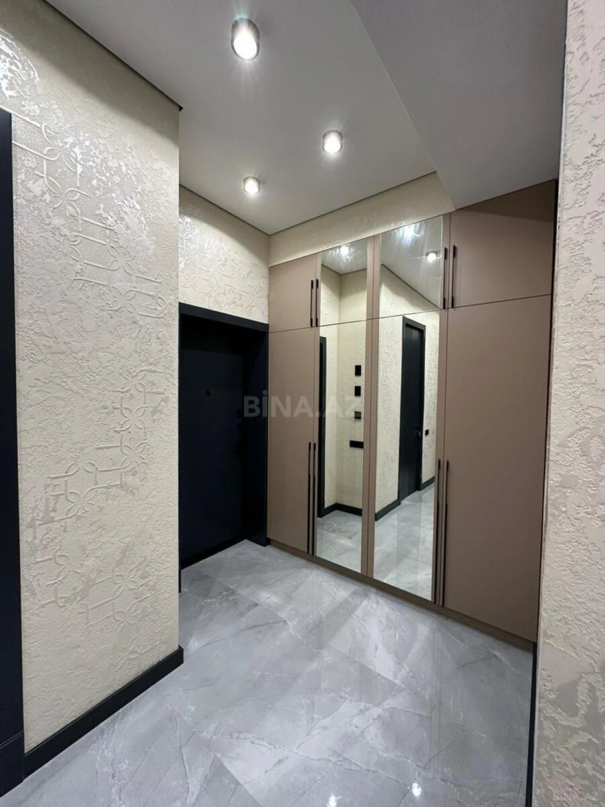 Satılır 3 otaqlı mənzil 143 m²