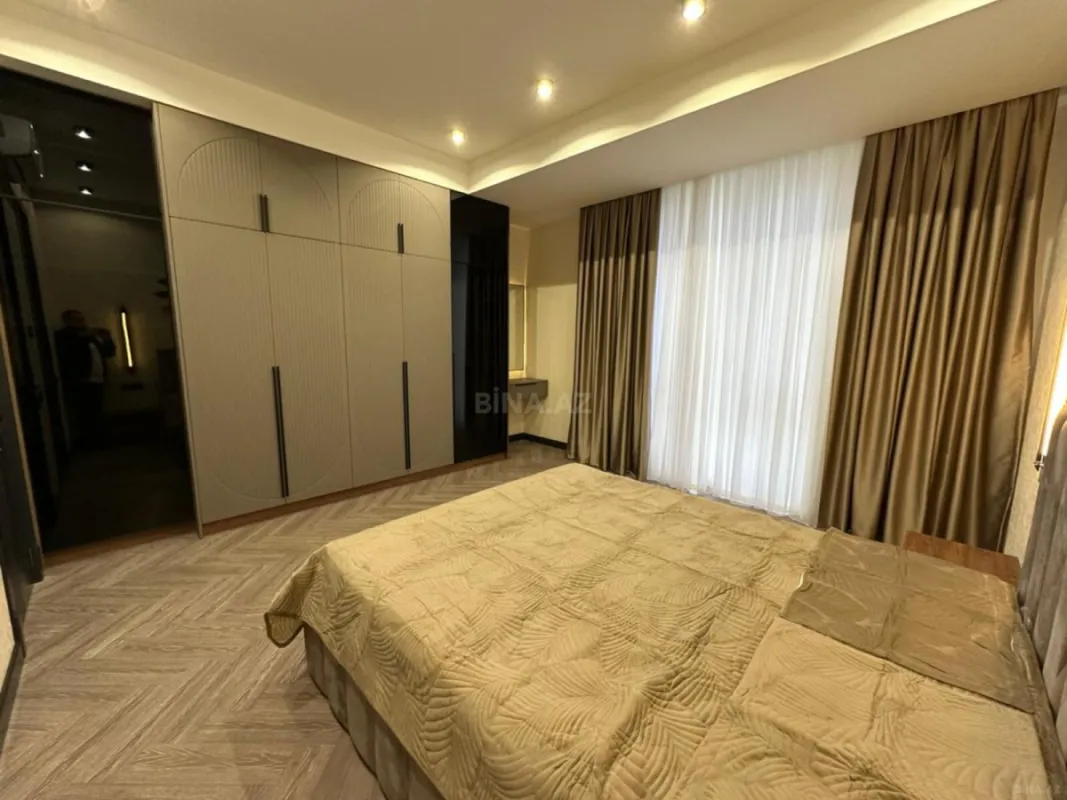 Satılır 3 otaqlı mənzil 143 m²