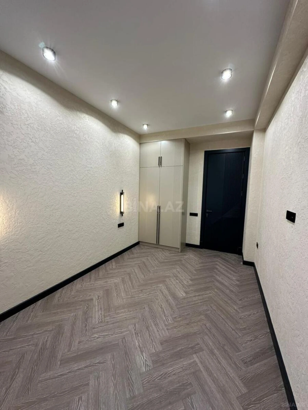 Satılır 3 otaqlı mənzil 143 m²