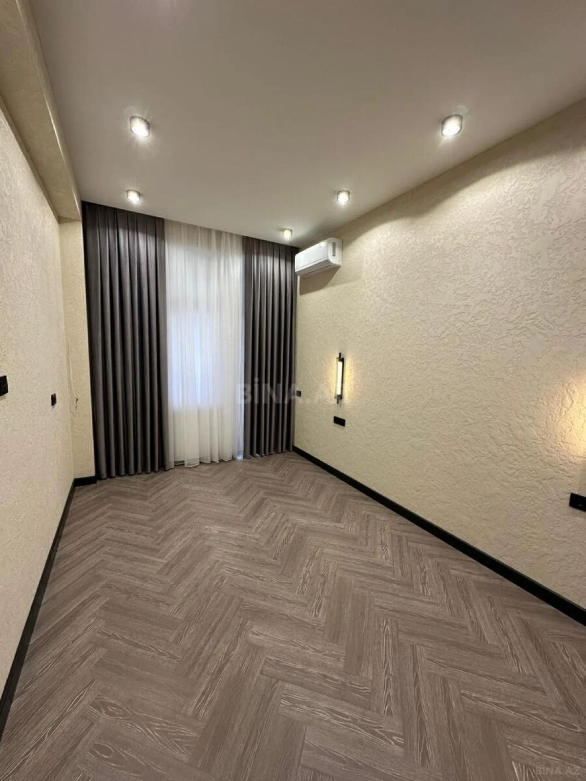 Satılır 3 otaqlı mənzil 143 m²