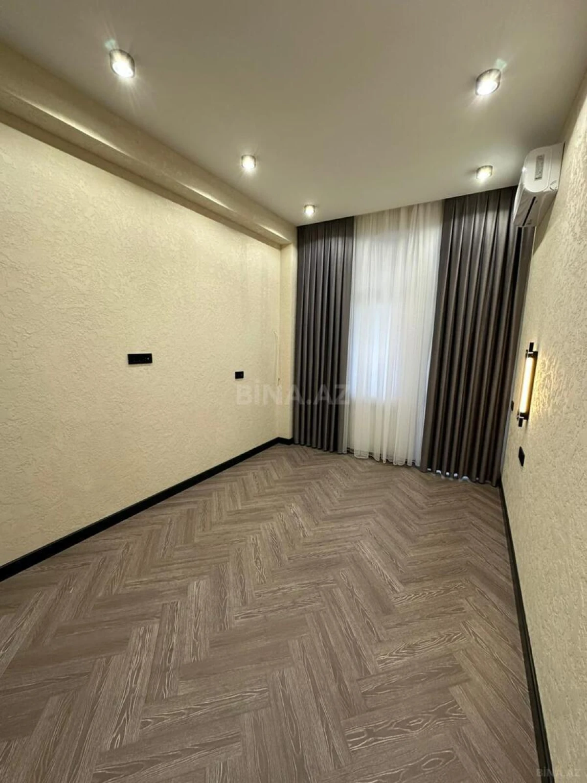 Satılır 3 otaqlı mənzil 143 m²