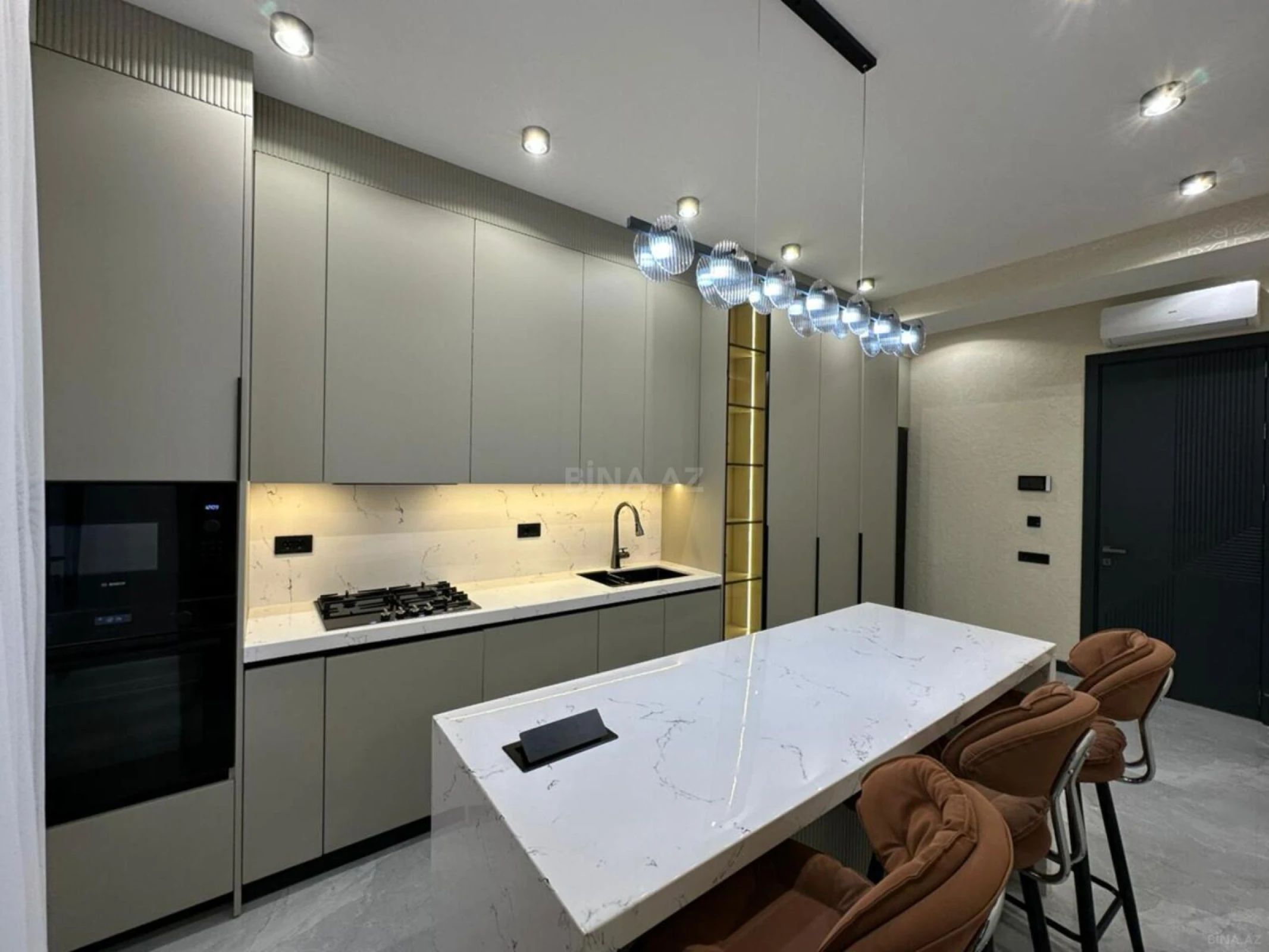Satılır 3 otaqlı mənzil 143 m²