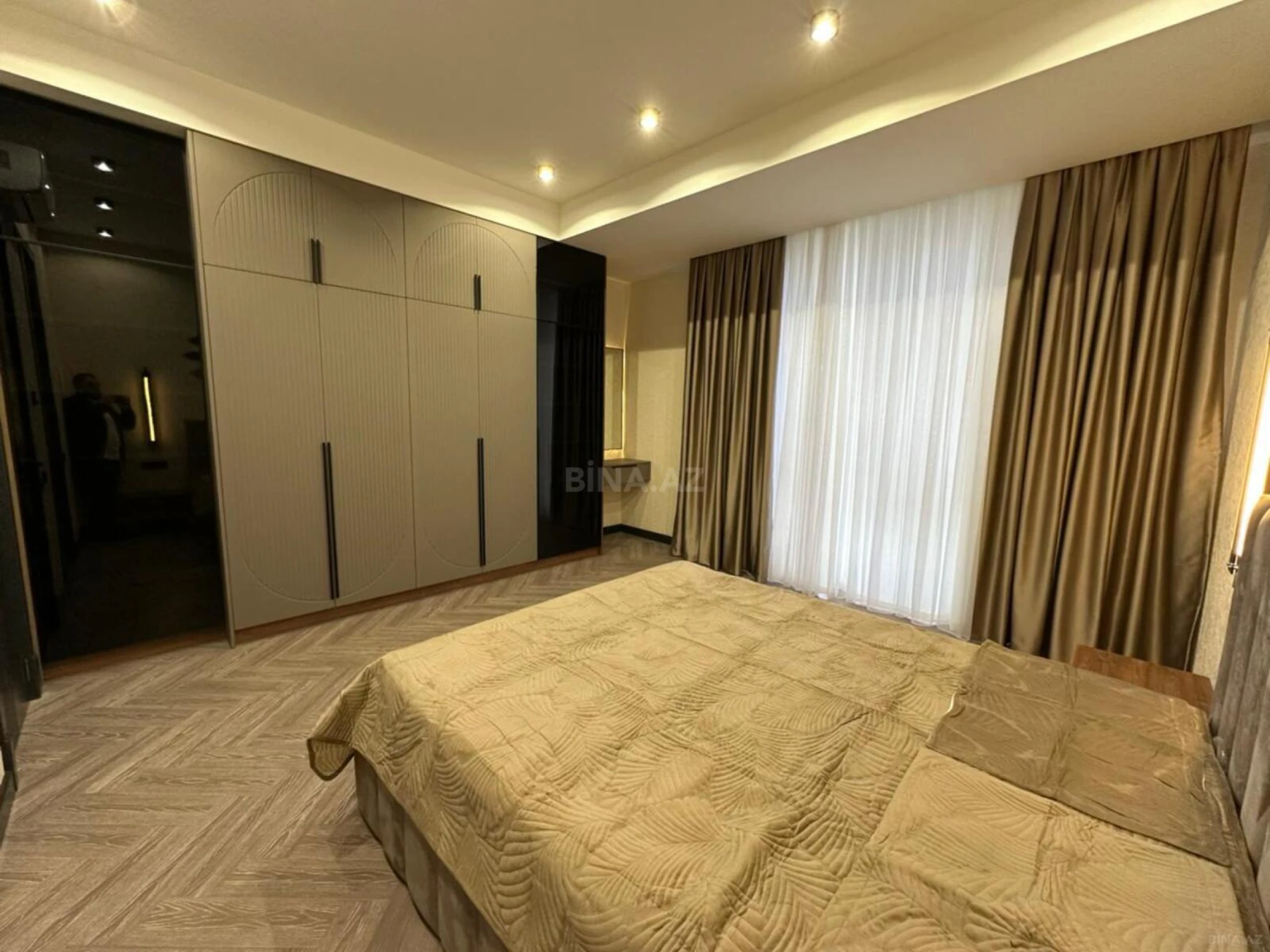 Satılır 3 otaqlı mənzil 143 m²