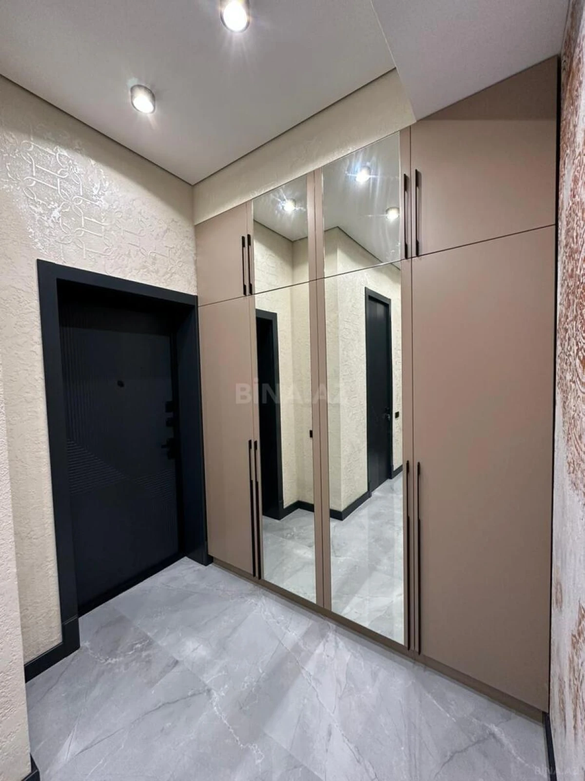 Satılır 3 otaqlı mənzil 143 m²