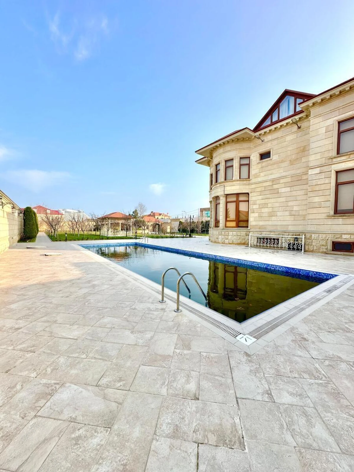 Kirayə verilir 9 otaqlı həyət evi 400 m²