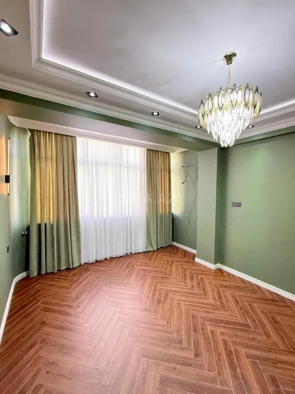 Satılır 4 otaqlı mənzil 135 m²