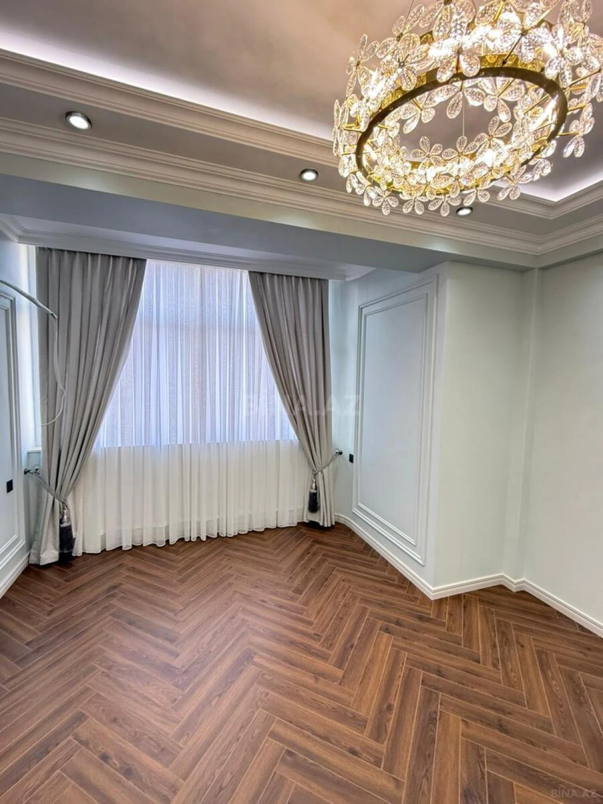 Satılır 4 otaqlı mənzil 135 m²