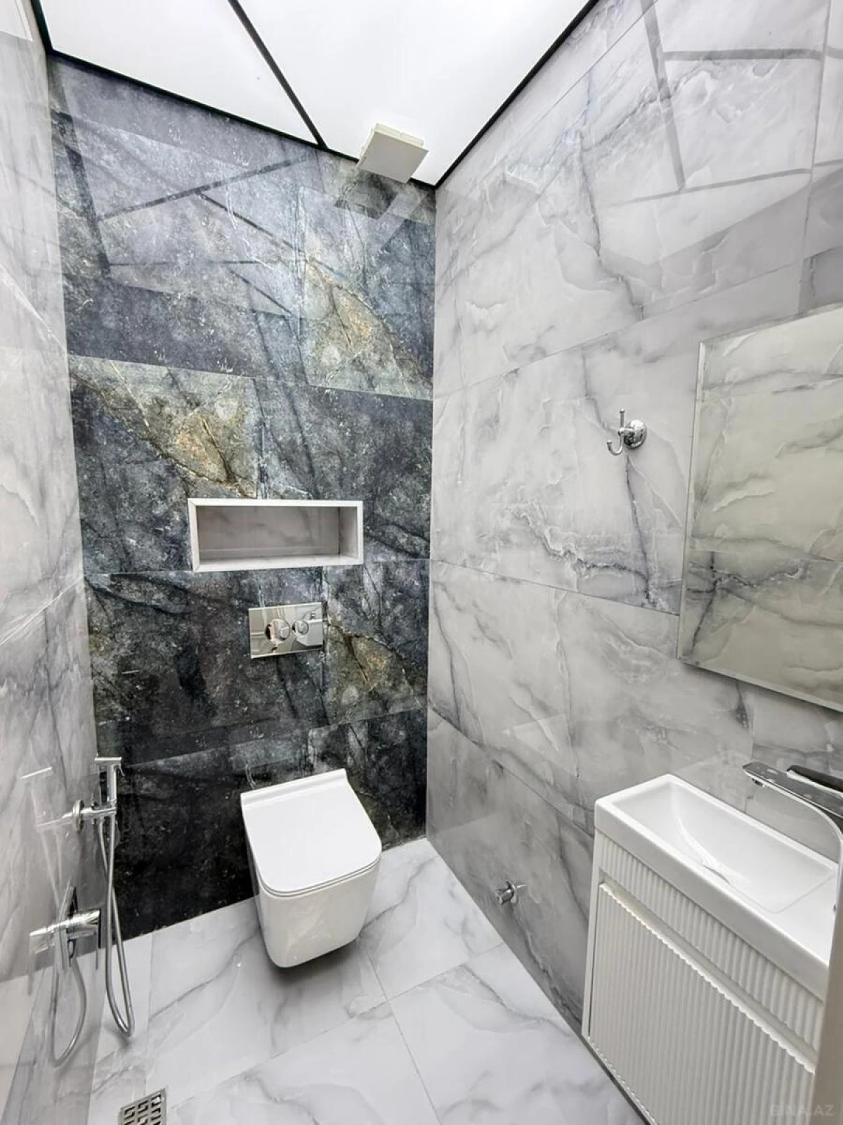 Satılır 4 otaqlı mənzil 135 m²