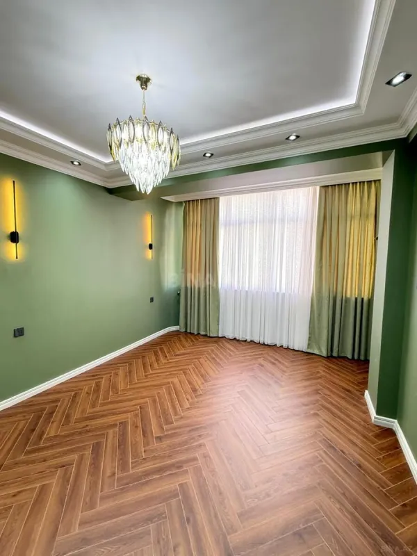 Satılır 4 otaqlı mənzil 135 m²