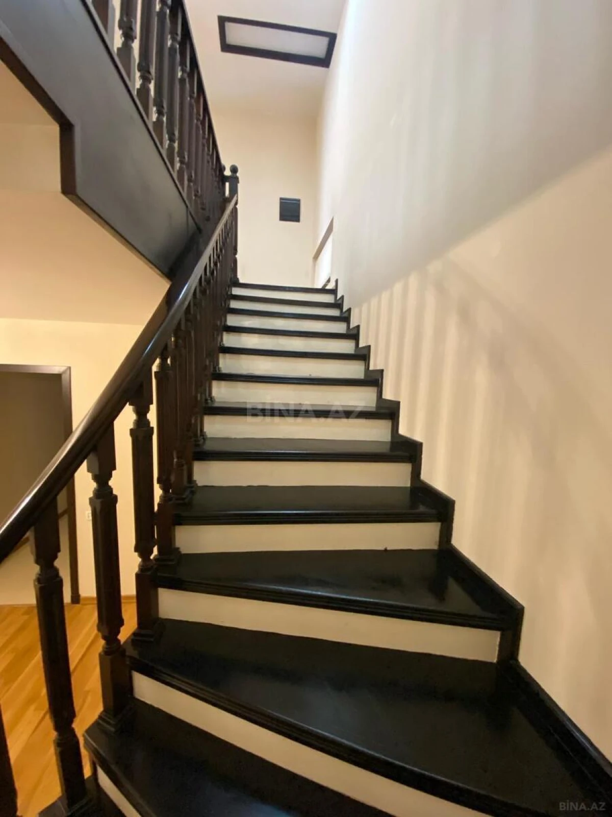 Satılır 7 otaqlı həyət evi 280 m²