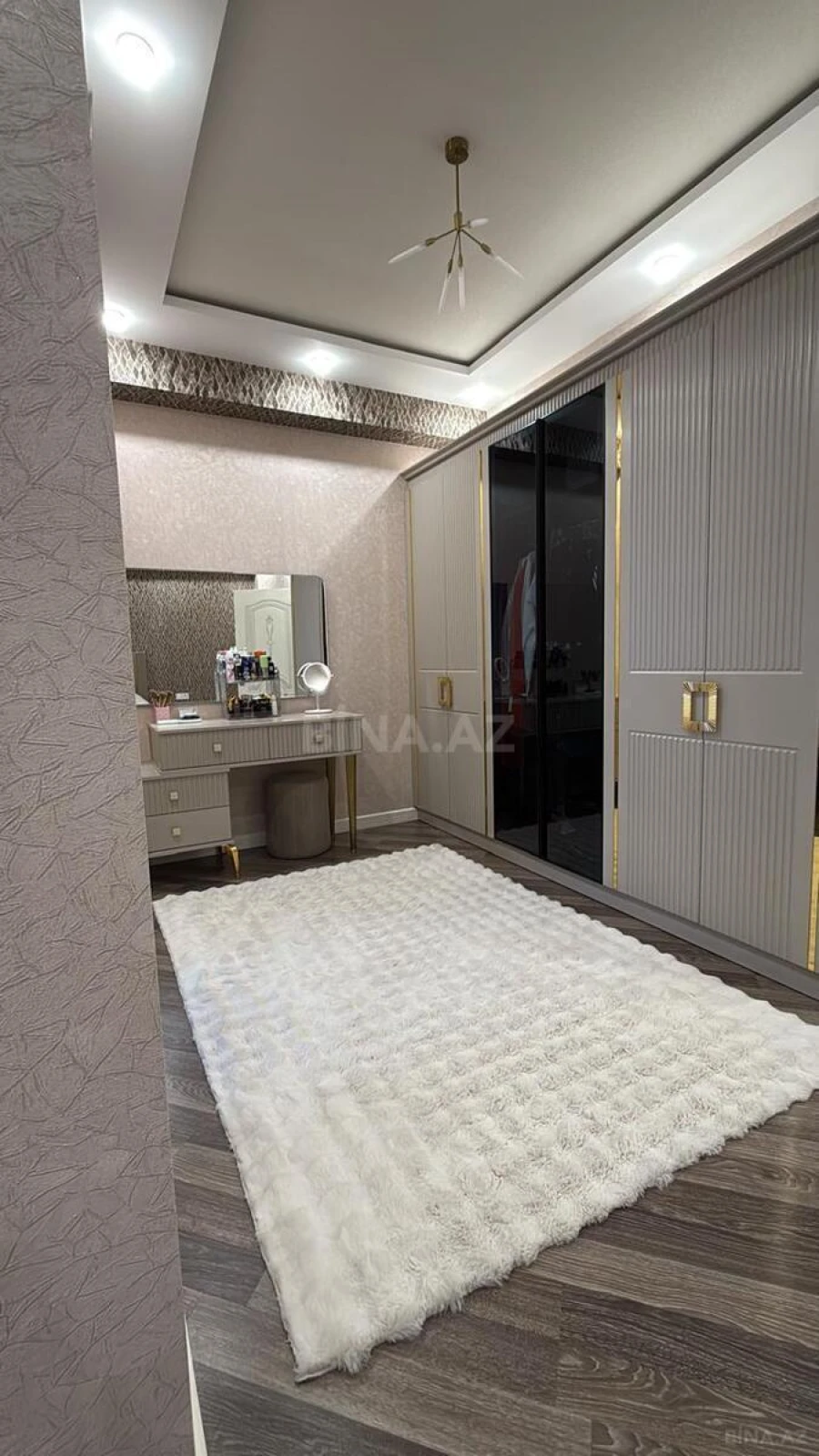 Satılır 4 otaqlı mənzil 200 m²