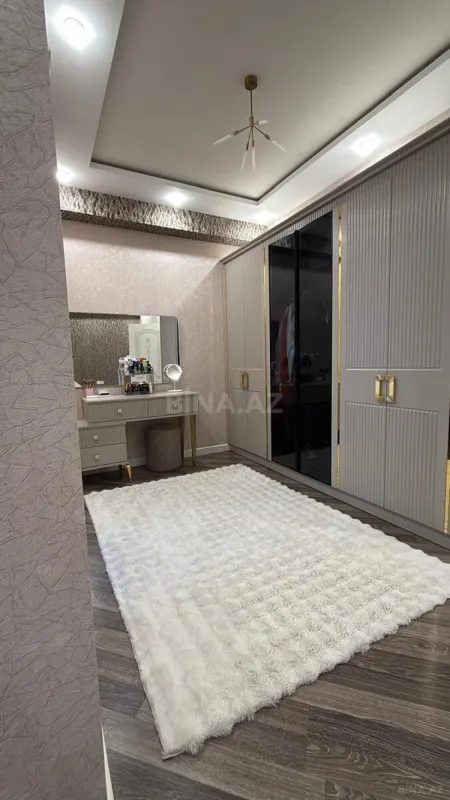 Satılır 4 otaqlı mənzil 200 m²