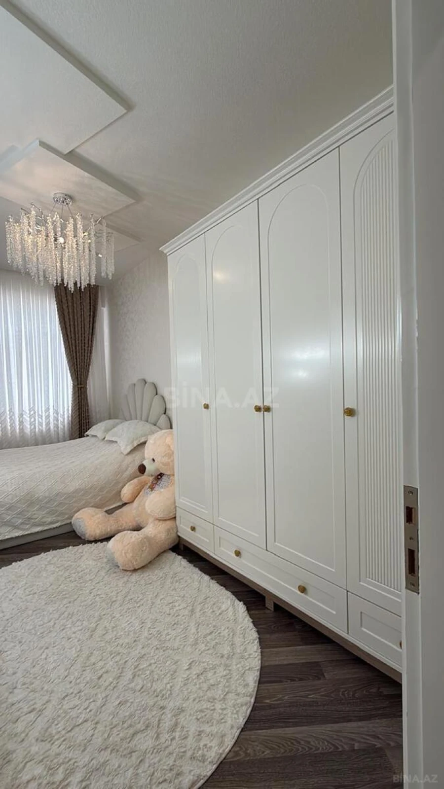 Satılır 4 otaqlı mənzil 200 m²