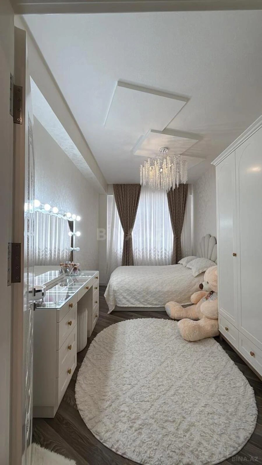 Satılır 4 otaqlı mənzil 200 m²