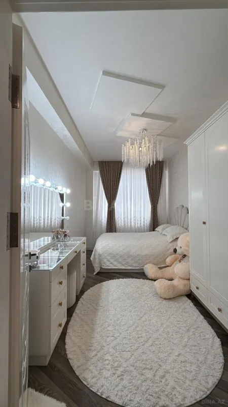 Satılır 4 otaqlı mənzil 200 m²