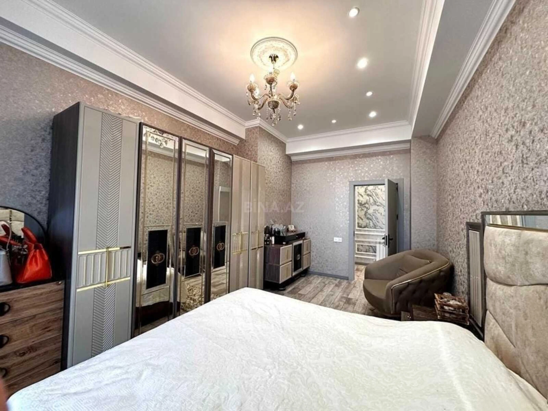 Satılır 3 otaqlı mənzil 117 m²