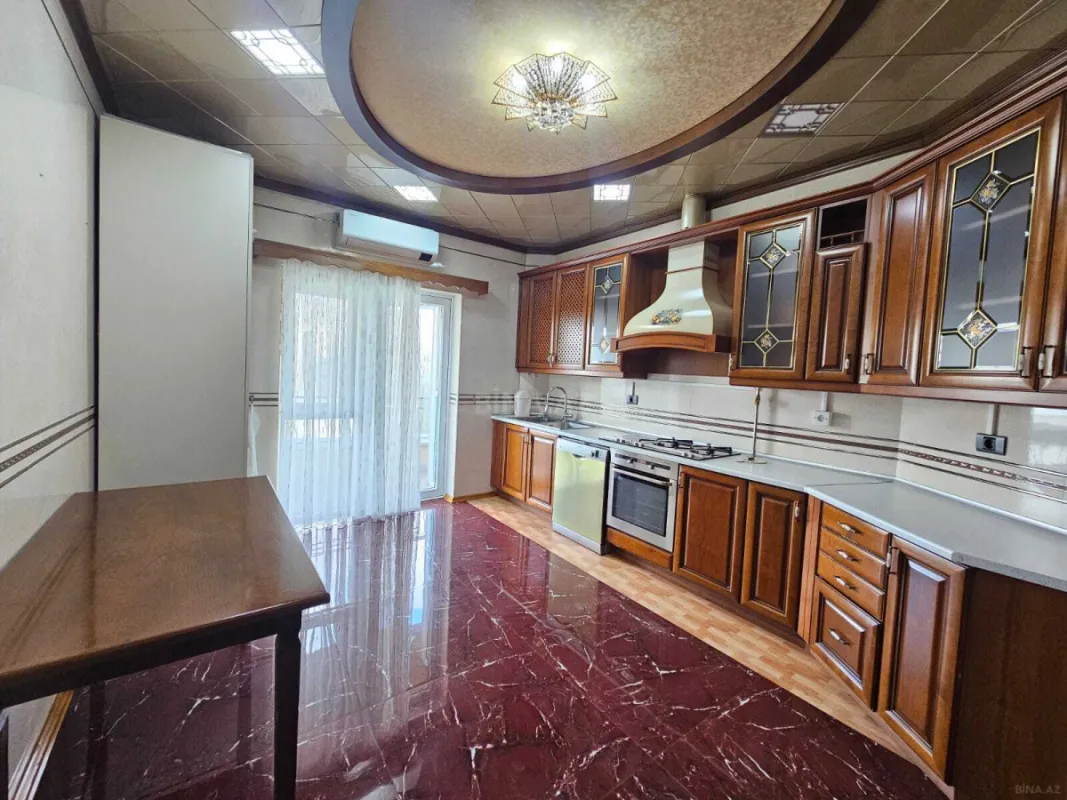 Kirayə verilir 4 otaqlı mənzil 180 m²