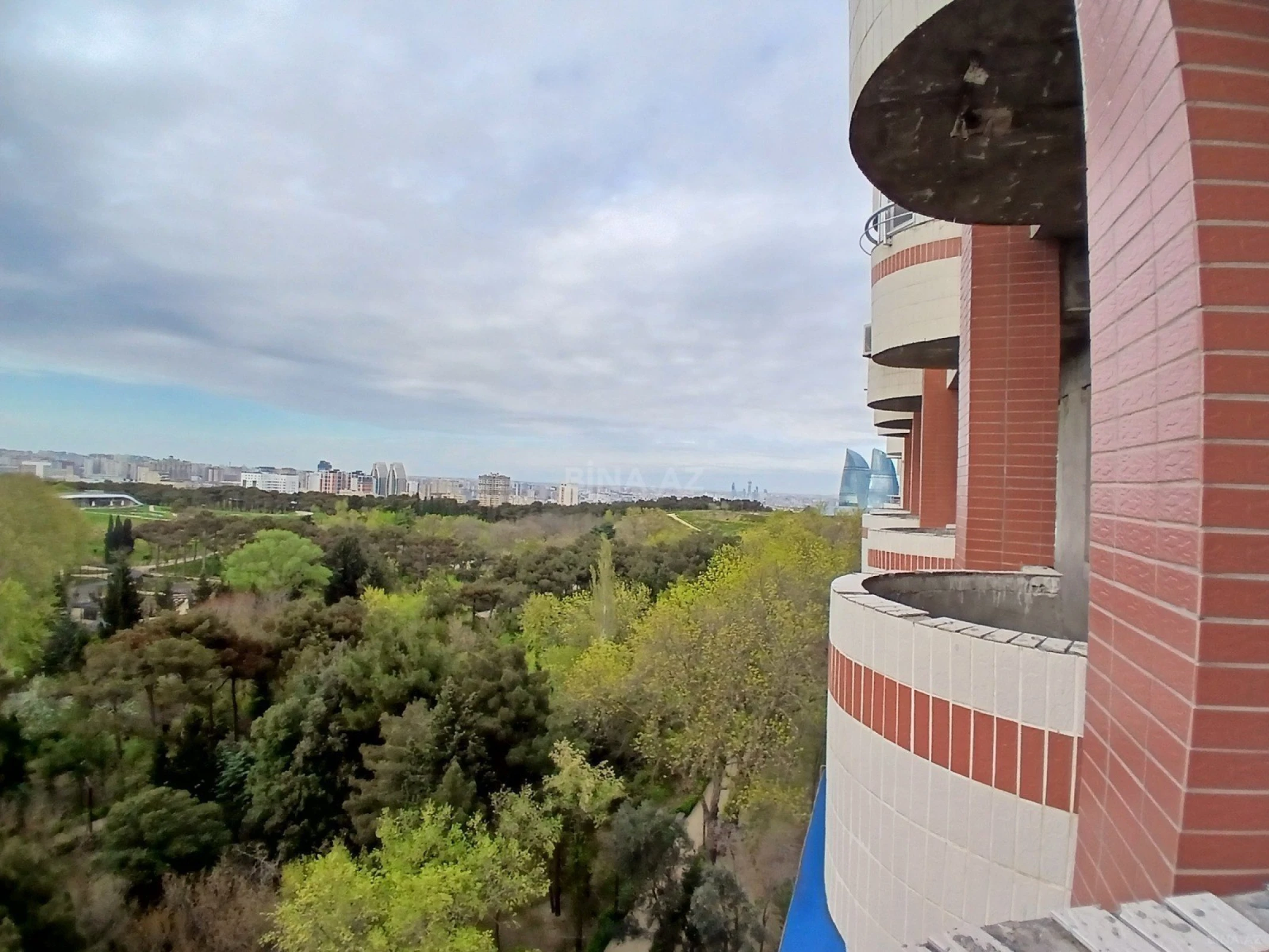 Satılır 4 otaqlı mənzil 170 m²