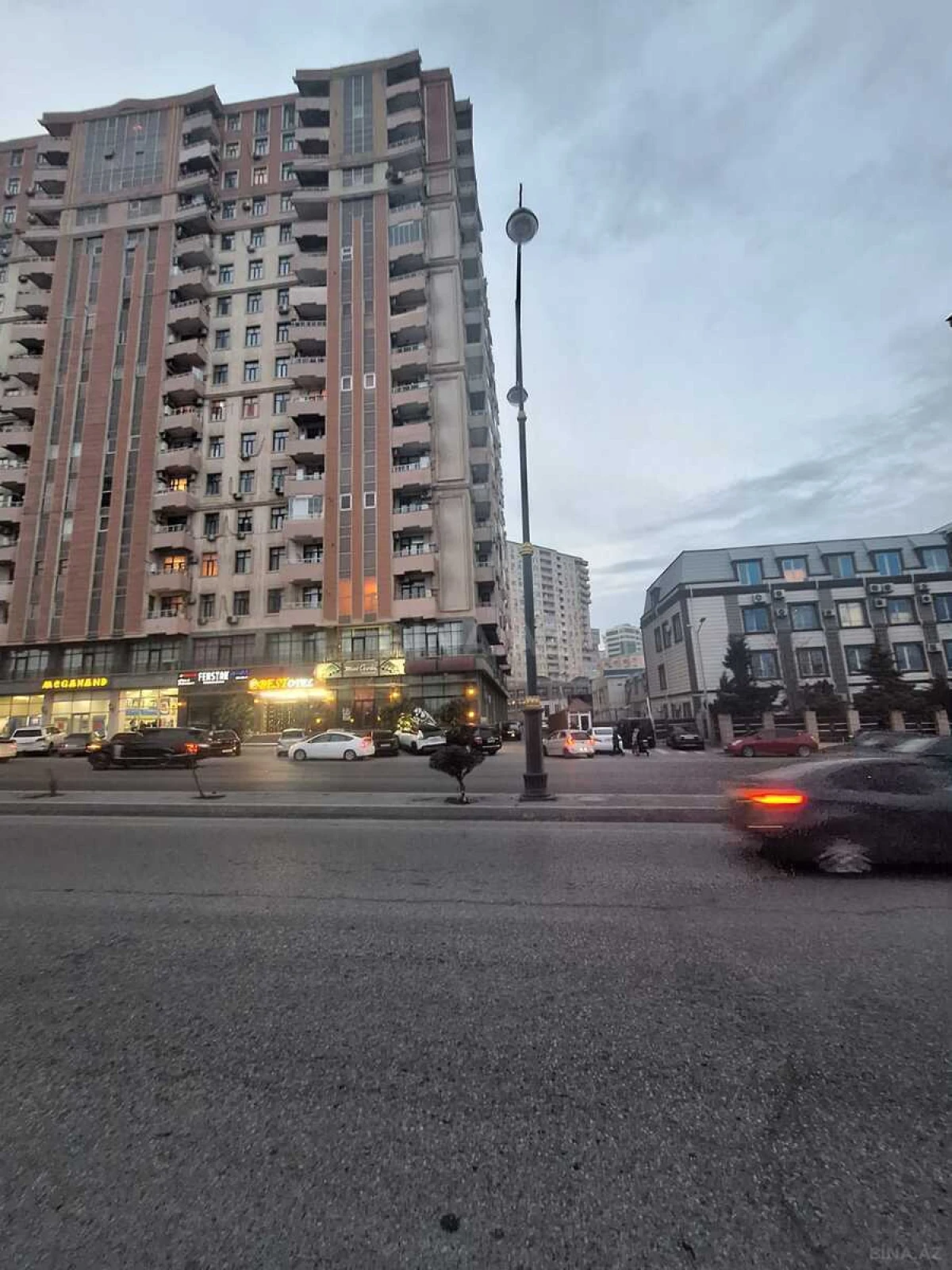 Satılır 4 otaqlı mənzil 170 m²