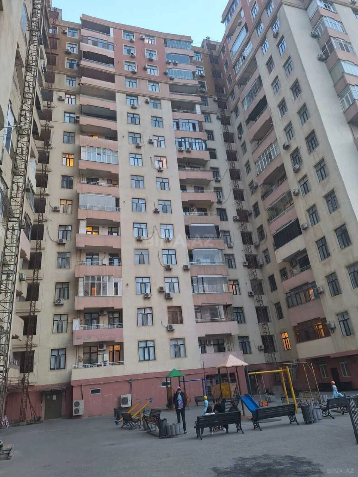 Satılır 4 otaqlı mənzil 170 m²