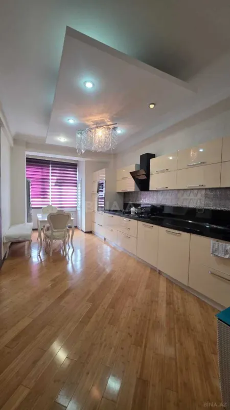 Satılır 3 otaqlı mənzil 131 m²