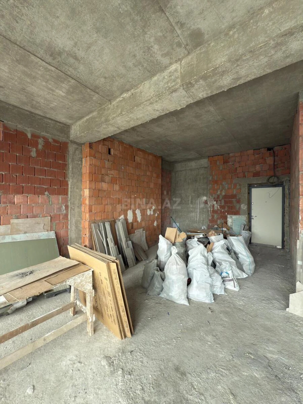 Satılır 3 otaqlı mənzil 121.9 m²