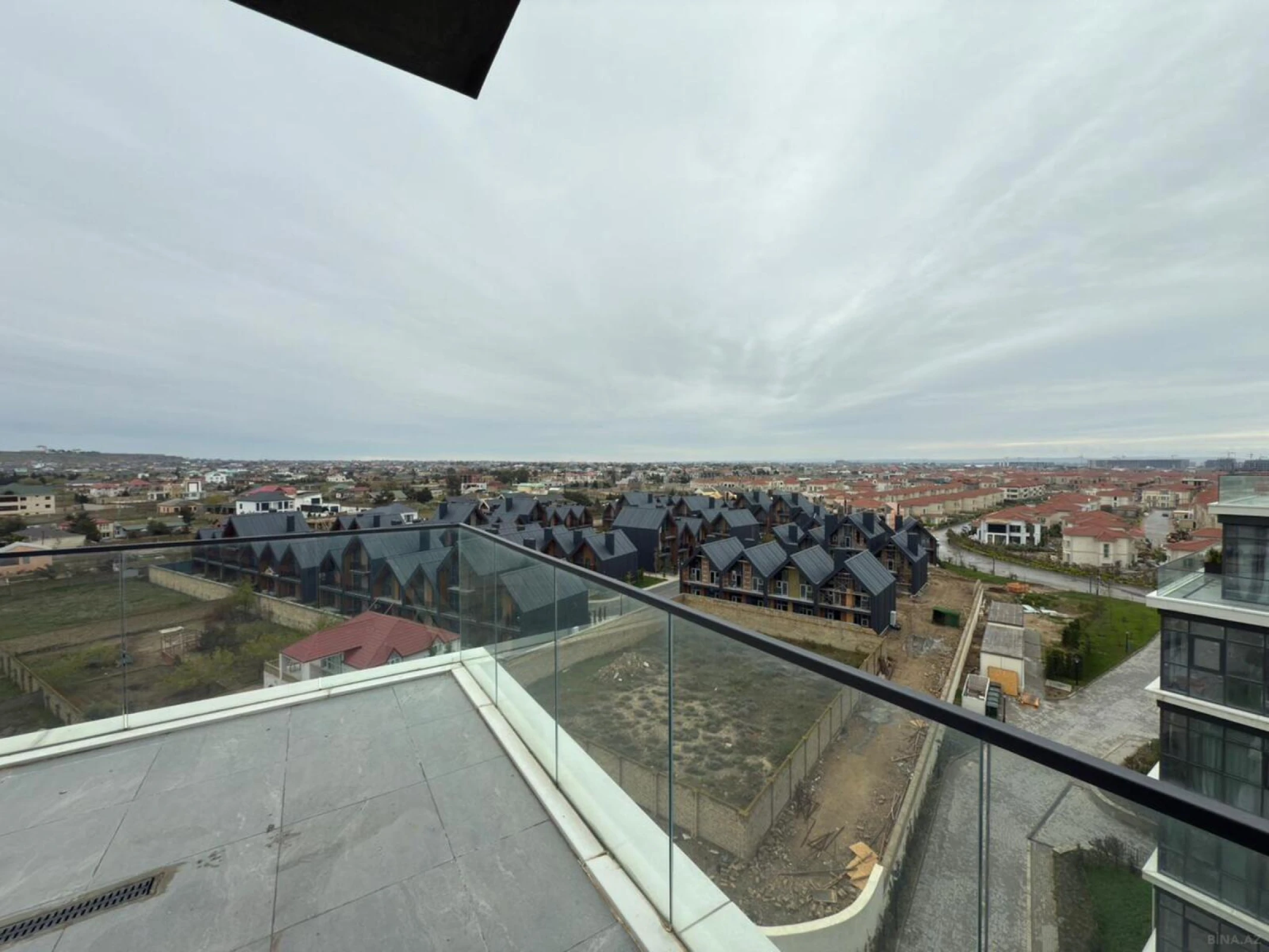 Satılır 3 otaqlı mənzil 121.9 m²