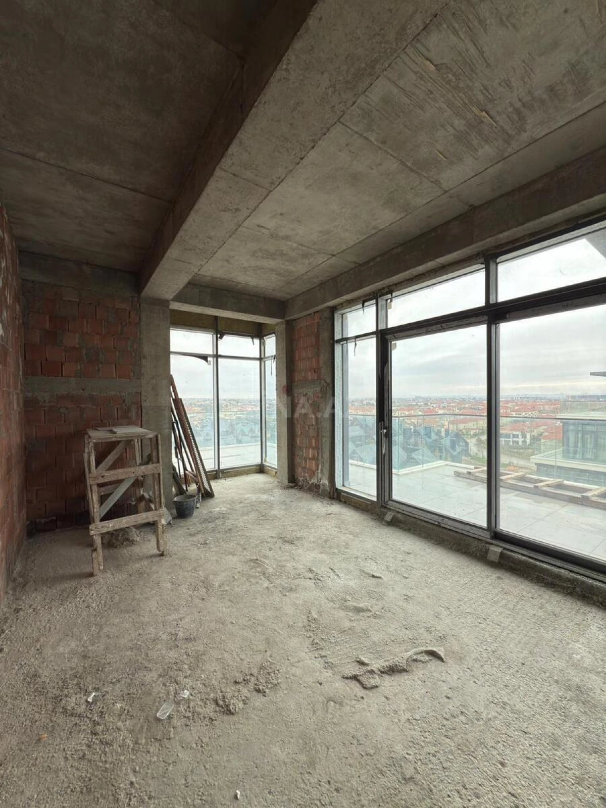 Satılır 3 otaqlı mənzil 121.9 m²