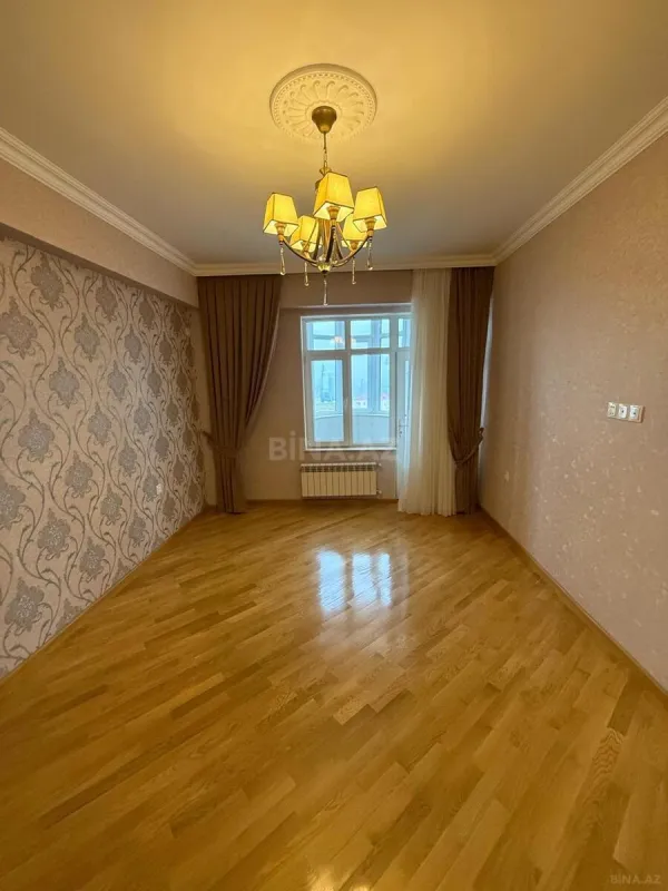 Satılır 3 otaqlı mənzil 137 m²