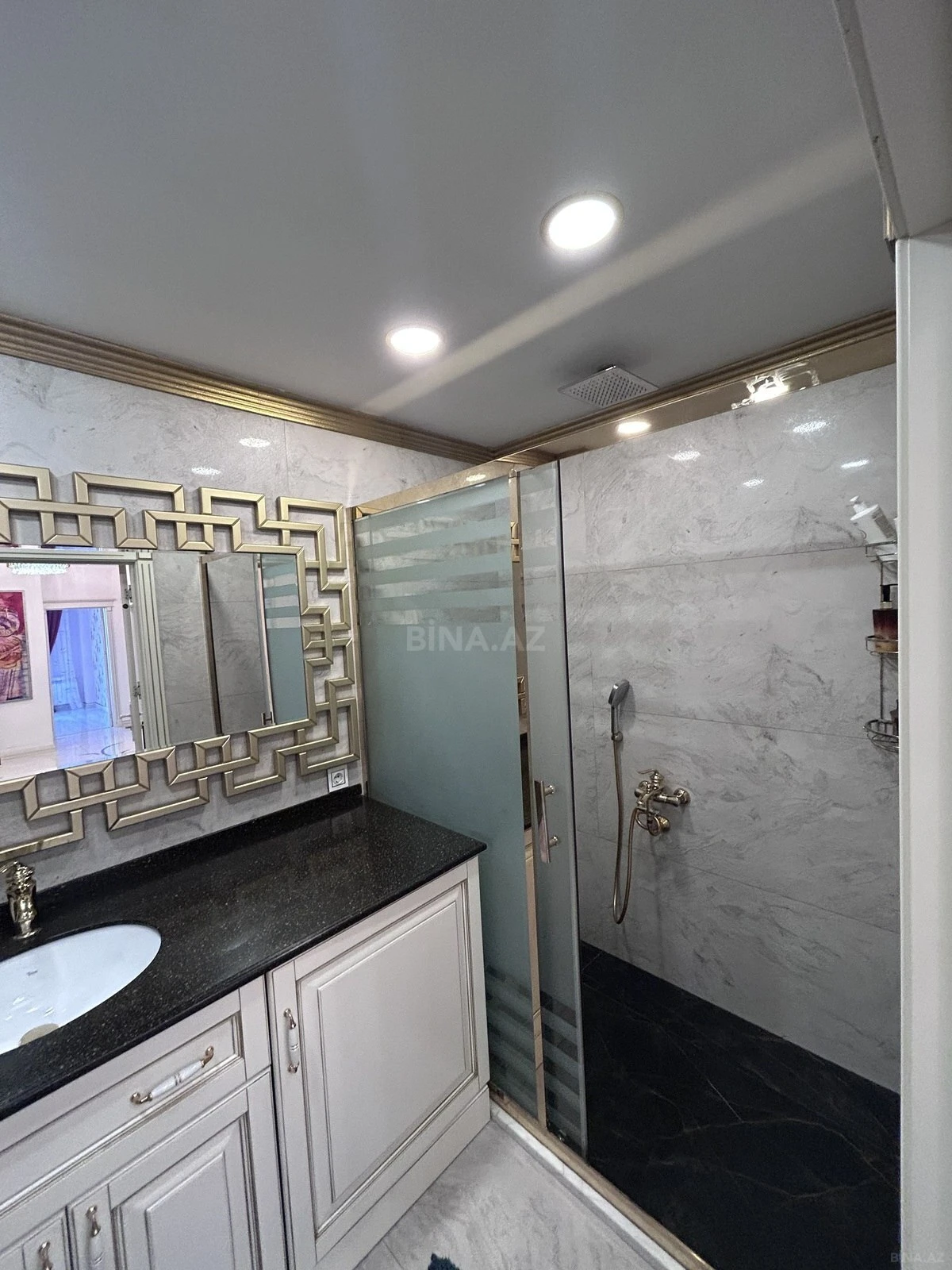 Kirayə verilir 3 otaqlı mənzil 138 m²