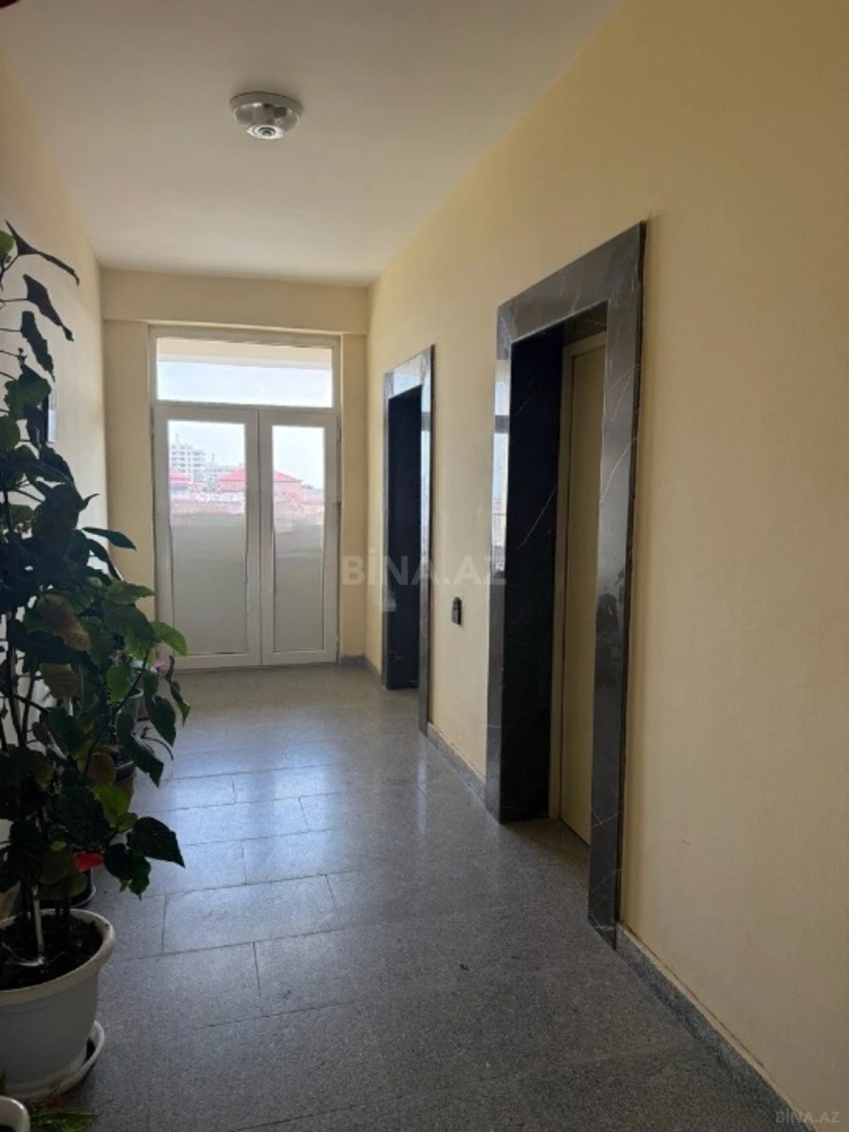 Satılır 4 otaqlı mənzil 180 m²