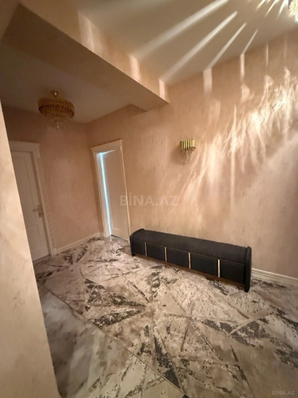 Satılır 4 otaqlı mənzil 180 m²