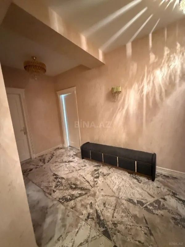Satılır 4 otaqlı mənzil 180 m²