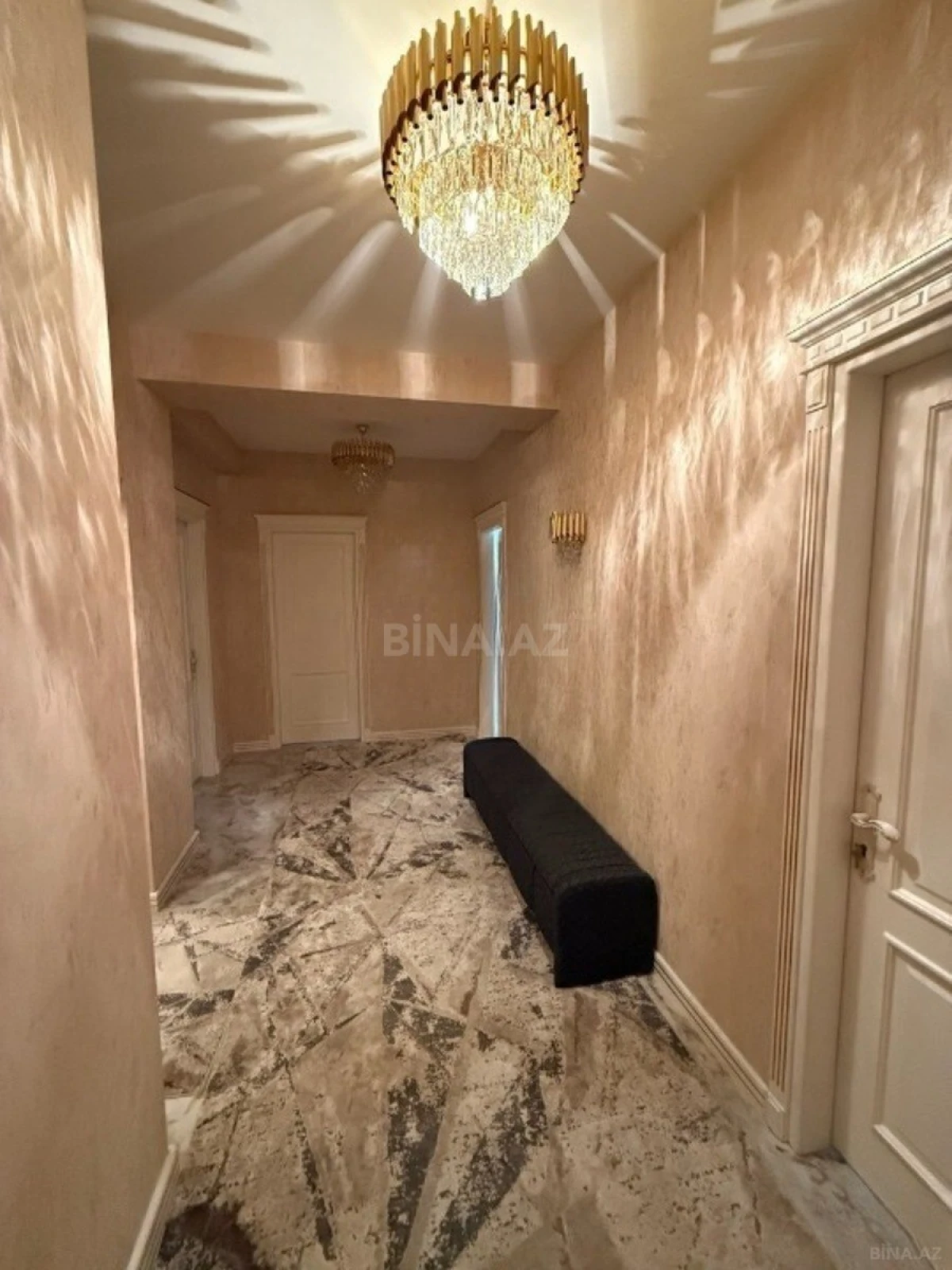 Satılır 4 otaqlı mənzil 180 m²